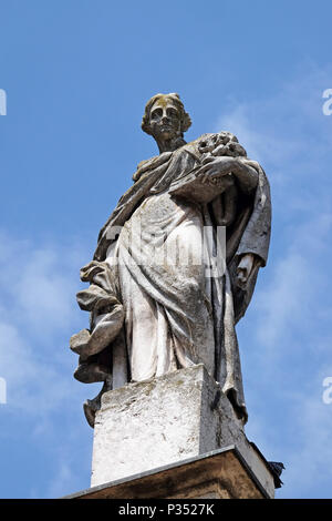 Seligen Osanna Andreasi, Statue auf der Fassade der Mantua geweihte Kathedrale, die dem heiligen Petrus, Mantua, Italien Stockfoto