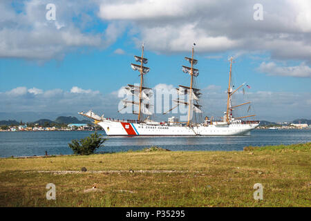 Das Patrouillenboot der Adler, "America's Tall Ship", San Juan, Puerto Rico vom 15. bis 18. Juni, wo es um kostenlose öffentliche Führungen geöffnet ist, wird an der Pier 1 während der folgenden Zeitplan: Samstag, 16. Juni, von 10.00 bis 19.00 Uhr Sonntag, 17. Juni, von 13.00 Uhr bis 19.00 Uhr Montag, 18. Juni, von 10 bis 19.00 Uhr "Der Adler hat eine lange Geschichte von Segeln in der Karibik besuchen", sagte Kapitän Eric König, Kommandeur der US-Küstenwache Sektor San Juan. 'Kadetten sind sehr gespannt auf diese 82-Jährige maritime Schatz mit Menschen aus der Dominikanischen Republik und Puerto Rico als Teil der Stockfoto