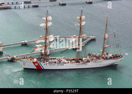 USCGC Eagle (WIX-327) ist eine 295 Fuß lange, dreimastige Barke, die von der United States Coast Guard betrieben wird und 1946 als Ausbildungsschiff für Kadetten in Betrieb genommen wurde. Das 1936 in Deutschland als Horst Wessel gebaute Segelschiff mit Stahlhülle dient als Amerikas Tall Ship. Das Archivbild dokumentiert den Cutter während eines geplanten Hafenbesuchs in San Juan, Puerto Rico für öffentliche Touren am Pier 1 im Juni. Stockfoto