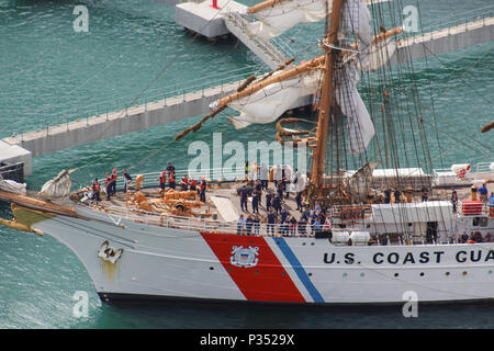 USCGC Eagle (WIX-327) ist eine 295 Fuß lange, dreimastige Barke, die von der United States Coast Guard betrieben wird und 1946 als Ausbildungsschiff für Kadetten in Betrieb genommen wurde. Das 1936 in Deutschland als Horst Wessel gebaute Segelschiff mit Stahlhülle dient als Amerikas Tall Ship. Das Archivbild dokumentiert den Cutter während eines geplanten Hafenbesuchs in San Juan, Puerto Rico für öffentliche Touren am Pier 1 im Juni. Stockfoto
