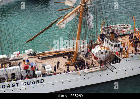 USCGC Eagle (WIX-327) ist eine 295 Fuß lange, dreimastige Barke, die von der United States Coast Guard betrieben wird und 1946 als Ausbildungsschiff für Kadetten in Betrieb genommen wurde. Das 1936 in Deutschland als Horst Wessel gebaute Segelschiff mit Stahlhülle dient als Amerikas Tall Ship. Das Archivbild dokumentiert den Cutter während eines geplanten Hafenbesuchs in San Juan, Puerto Rico für öffentliche Touren am Pier 1 im Juni. Stockfoto