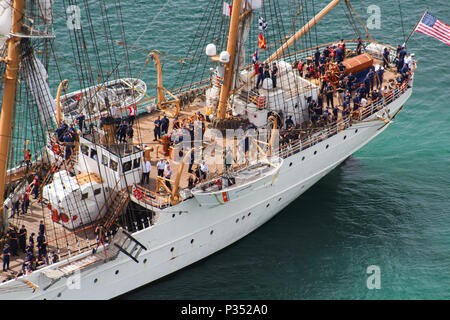 USCGC Eagle (WIX-327) ist eine 295 Fuß lange, dreimastige Barke, die von der United States Coast Guard betrieben wird und 1946 als Ausbildungsschiff für Kadetten in Betrieb genommen wurde. Das 1936 in Deutschland als Horst Wessel gebaute Segelschiff mit Stahlhülle dient als Amerikas Tall Ship. Das Archivbild dokumentiert den Cutter während eines geplanten Hafenbesuchs in San Juan, Puerto Rico für öffentliche Touren am Pier 1 im Juni. Stockfoto