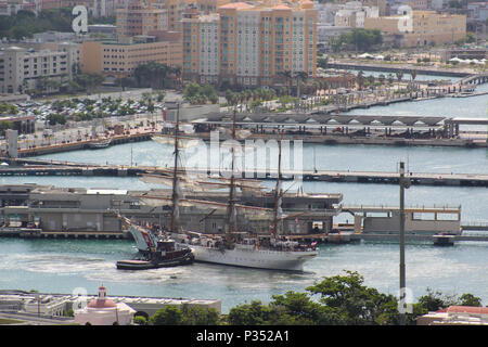 USCGC Eagle (WIX-327) ist eine 295 Fuß lange, dreimastige Barke, die von der United States Coast Guard betrieben wird und 1946 als Ausbildungsschiff für Kadetten in Betrieb genommen wurde. Das 1936 in Deutschland als Horst Wessel gebaute Segelschiff mit Stahlhülle dient als Amerikas Tall Ship. Das Archivbild dokumentiert den Cutter während eines geplanten Hafenbesuchs in San Juan, Puerto Rico für öffentliche Touren am Pier 1 im Juni. Stockfoto
