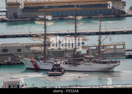 USCGC Eagle (WIX-327) ist eine 295 Fuß lange, dreimastige Barke, die von der United States Coast Guard betrieben wird und 1946 als Ausbildungsschiff für Kadetten in Betrieb genommen wurde. Das 1936 in Deutschland als Horst Wessel gebaute Segelschiff mit Stahlhülle dient als Amerikas Tall Ship. Das Archivbild dokumentiert den Cutter während eines geplanten Hafenbesuchs in San Juan, Puerto Rico für öffentliche Touren am Pier 1 im Juni. Stockfoto