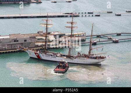 USCGC Eagle (WIX-327) ist eine 295 Fuß lange, dreimastige Barke, die von der United States Coast Guard betrieben wird und 1946 als Ausbildungsschiff für Kadetten in Betrieb genommen wurde. Das 1936 in Deutschland als Horst Wessel gebaute Segelschiff mit Stahlhülle dient als Amerikas Tall Ship. Das Archivbild dokumentiert den Cutter während eines geplanten Hafenbesuchs in San Juan, Puerto Rico für öffentliche Touren am Pier 1 im Juni. Stockfoto