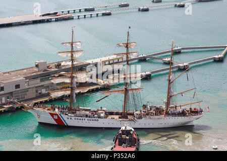 USCGC Eagle (WIX-327) ist eine 295 Fuß lange, dreimastige Barke, die von der United States Coast Guard betrieben wird und 1946 als Ausbildungsschiff für Kadetten in Betrieb genommen wurde. Das 1936 in Deutschland als Horst Wessel gebaute Segelschiff mit Stahlhülle dient als Amerikas Tall Ship. Das Archivbild dokumentiert den Cutter während eines geplanten Hafenbesuchs in San Juan, Puerto Rico für öffentliche Touren am Pier 1 im Juni. Stockfoto