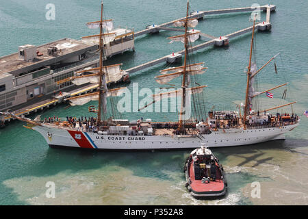 USCGC Eagle (WIX-327) ist eine 295 Fuß lange, dreimastige Barke, die von der United States Coast Guard betrieben wird und 1946 als Ausbildungsschiff für Kadetten in Betrieb genommen wurde. Das 1936 in Deutschland als Horst Wessel gebaute Segelschiff mit Stahlhülle dient als Amerikas Tall Ship. Das Archivbild dokumentiert den Cutter während eines geplanten Hafenbesuchs in San Juan, Puerto Rico für öffentliche Touren am Pier 1 im Juni. Stockfoto