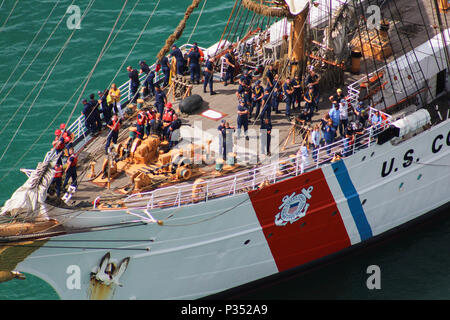 USCGC Eagle (WIX-327) ist eine 295 Fuß lange, dreimastige Barke, die von der United States Coast Guard betrieben wird und 1946 als Ausbildungsschiff für Kadetten in Betrieb genommen wurde. Das 1936 in Deutschland als Horst Wessel gebaute Segelschiff mit Stahlhülle dient als Amerikas Tall Ship. Das Archivbild dokumentiert den Cutter während eines geplanten Hafenbesuchs in San Juan, Puerto Rico für öffentliche Touren am Pier 1 im Juni. Stockfoto
