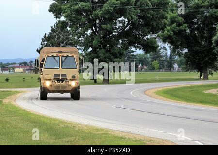 Soldaten am Fort McCoy, Wis., für die Ausbildung in der 86Th Abteilung Weiterbildung unterstützen Training Übung 86-18-04 betreiben ein militärfahrzeug auf dem cantonment, Juni 12, 2018, am Fort McCoy, Wis die Übung ist Teil der Armee finden Combat Support Training Programm, oder Cstp. CSTP Übungen sind groß angelegte, kollektiv-Training übungen Einheiten in taktische Ausbildung Umgebungen, die eng replizieren, was Sie in der operativen Bereitstellungen erfahren könnte zu tauchen. Die 86. Der Bereich ist ein Mieter Organisation am Fort McCoy. (U.S. Armee Foto von Scott T. Sturkol, Öffentliche Stockfoto