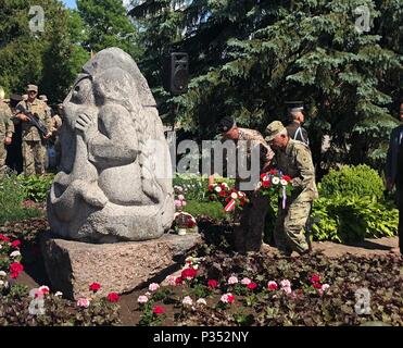 Generalleutnant Leonīds Kalniņš, Chef der Verteidigung, der Lettischen Nationalen Streitkräften, und Generalmajor Gregor Vadnais, Adjutant General von der Michigan National Guard, legen Kränze an der Gedenkstätte für die Opfer des Kommunismus, Gulbene, Lettland, 14. Juni 2018 (Air National Guard Foto von 1 Lt. Andrew Layton/freigegeben) Stockfoto