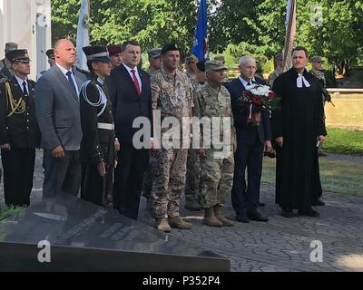 Raimonds VĒJONIS Würdenträger die lettische Präsidentin, Minister für Verteidigung Raimonds Bergmanis, Chef der Verteidigung Generalleutnant Leonīds Kalniņš, und Generalmajor Gregor Vadnais, Adjutant General von der Michigan National Guard in einer Gedenkveranstaltung für die Opfer des Kommunismus in der Nähe der lettischen Litene, Lettland, 14. Juni 2018 teilnehmen (Air National Guard Foto von 1 Lt. Andrew Layton/freigegeben) Stockfoto