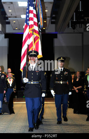 I Corps ist eine Formation der United States Army, die während des Ersten Weltkrieges 1918 aktiviert wurde. Am 14. Juni 2018, beim 243. Army Birthday Ball im Hotel Murano in Tacoma, Washington, führte die Ehrenwache des Korps einen formellen Rücktritt der Farben durch, um die Zeremonie zu beenden. Das Archivbild dokumentiert diese hundertjährige Beobachtung, die die Dienstgeschichte des Korps hervorhebt. Stockfoto