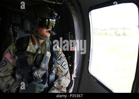 U.S. Army Chief Warrant Officer 2 Nick Pickett, ein Pilotprojekt mit Unternehmen C, 1-189 th Aviation Regiment, South Dakota National Army Guard, fliegen in der Rückseite eines HH-60M Black Hawk Hubschrauber, 14. Juni 2018. Pickett unterstützt mit dem Transport der Vorstand der militärischen Angelegenheiten Mitglieder der Custer State Park während der Goldenen Coyote Training. Stockfoto