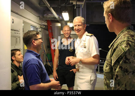 180614-N-UJ 980-019 Chattanooga, Tennessee (14. Juni 2018) der hinteren Adm. Paul Pearigen, Commander, Marine Medizin West, und Chef der Marine Medical Corps, Gespräche mit Marine Taucher zu mobilen Tauchen Bergung Einheit von zwei an der Tennessee Aquarium zugewiesen während Marine Woche Chattanooga. Während der Woche, Marine Taucher nicht nur verbrachte Zeit im Tank der Aquarium, Sie interagiert auch mit der Öffentlichkeit, wobei die Bedeutung der Wissenschaft, Technologie, Bildung, und Mathematik in ihrer täglichen Arbeit. Marine Wochen Ziel Gemeinschaften über Amerika mit Marine Programme, Personal und Ausrüstung zur Sensibilisierung der Erstellen verbinden Stockfoto