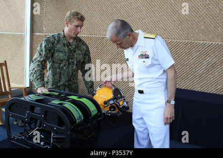 180614-N-UJ 980-021 Chattanooga, Tennessee (14. Juni 2018) Navy Diver 2. Klasse Dylan LaFountain, Links, auf Mobile Tauchen Bergung Einheit zwei zugeordnet ist, zeigt der Adm. Paul Pearigen, rechts, Commander, Marine Medizin West, und Chef der Marine Medical Corps, einige der Anlagen auf dem Tennessee Aquarium während Marine Woche Chattanooga. Während der Woche, Marine Taucher nicht nur verbrachte Zeit im Tank der Aquarium, Sie interagiert auch mit der Öffentlichkeit eine praktische Ausbildung über die Ausrüstung, die Sie in Ihrer Arbeit verwenden. Marine Wochen Ziel Gemeinschaften über Amerika mit Marine Programme, personne verbinden Stockfoto