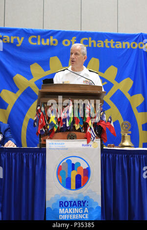 180614-N-UJ 980-066 Chattanooga, Tennessee (14. Juni 2018) der hinteren Adm. Paul Pearigen, Commander, Marine Medizin West, und Chef der Marine Medical Corps, sprechen Sie mit dem Rotary Club von Chattanooga über dauerhafte Mission der Marine zu schützen und Amerika und seine Interessen weltweit während Marine Woche Chattanooga verteidigen. Jedes Jahr, Marine Woche holt Matrosen zu 15 Städten in Amerika, dass nicht eine große US-Marine Präsenz mit dem Ziel, den Austausch von Informationen über die Marine mit Gemeinschaften überall in der Nation haben. (U.S. Marine Foto von regena Kowitz/Freigegeben) Stockfoto