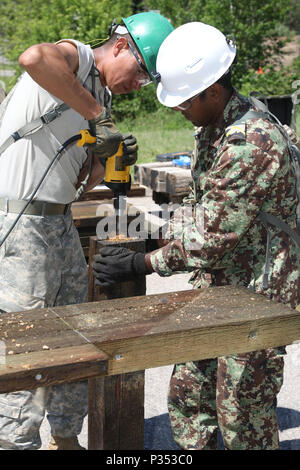 Us-Armee SPC. Fred Grinnell mit den 155 Ingenieur Firma, South Dakota der National Guard, und Suriname Sgt. Vikash Boedhai mit der Maitenance Unternehmen von Suriname Suriname Streitkräfte, bohrt Löcher in eine Verstrebung während einer Brücke reparieren Projekt zur Unterstützung von Golden Coyote, Totholz, S.D., 15. Juni 2018. Die goldenen Coyote Übung ist eine dreiphasige, Szenario-driven Übung in den Black Hills von South Dakota und Wyoming, mit dem Kommandanten auf der Mission wesentliche Anforderungen der Aufgabe, Krieger Aufgaben und Übungen zu konzentrieren. (U.S. Armee Foto von Sgt. Gary Silverman) Stockfoto