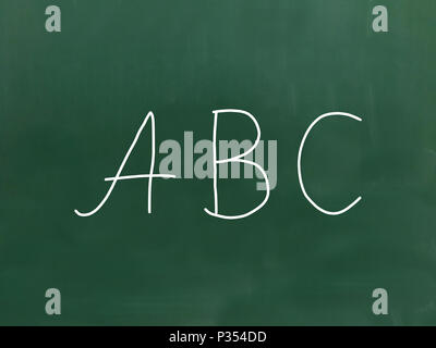 Die Buchstaben ABC handschriftlich mit Kreide auf grüner Tafel. Stockfoto