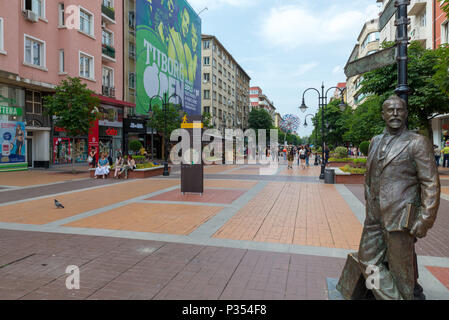 SOFIA, Bulgarien - Juni 8, 2018: Vitosha Boulevard und Aleko Konstantinov Statue Stockfoto