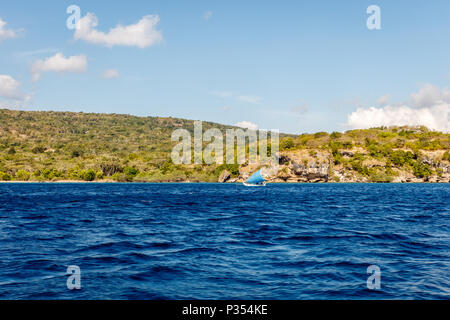 Umgebung von Menjangan Island, West Bali, Indonesien. Marine, Indischer Ozean, Wasser, Wolken. Stockfoto