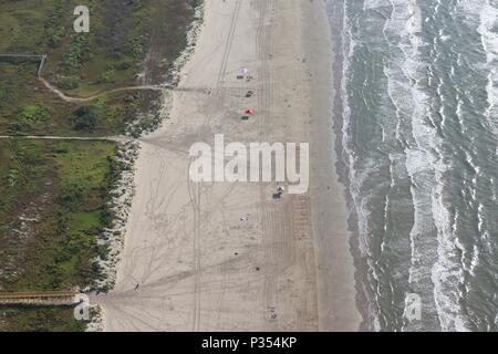 Luftaufnahme, Bild einer breiten Strand mit dem Meer und Surfen. Holzsteg führt zum Strand. Galveston Island, Golf von Mexiko, Texas, USA Stockfoto