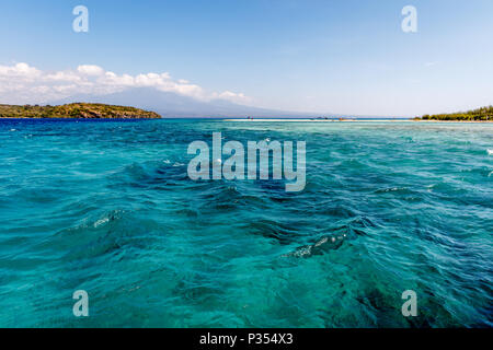 Umgebung von Menjangan Island, West Bali, Indonesien. Marine, Indischer Ozean, Wasser, Wolken. Stockfoto