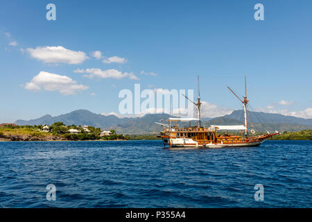 Umgebung von Menjangan Island, West Bali, Indonesien. Marine, Indischer Ozean, Wasser, Wolken, ein Schiff. Stockfoto