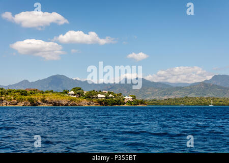 Umgebung von Menjangan Island, West Bali, Indonesien. Marine, Indischer Ozean, Wasser, Wolken. Stockfoto