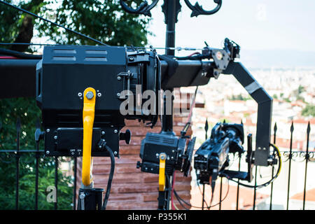 Professionelle Beleuchtung und Kran Kamera auf eine Stadt. Stockfoto