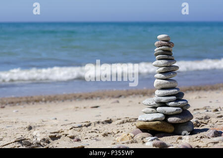 Steine Pyramide am Strand Stockfoto
