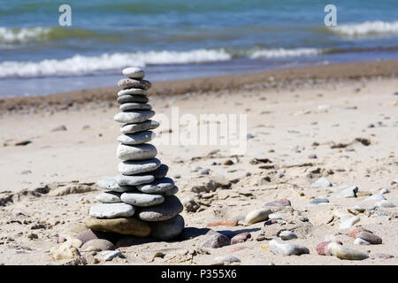 Steine Pyramide am Strand Stockfoto