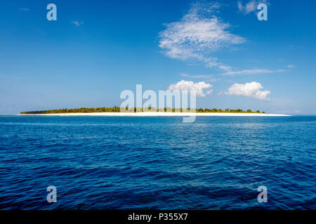 Umgebung von Menjangan Island, West Bali, Indonesien. Marine, Indischer Ozean, Wasser, Wolken. Stockfoto