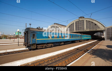 Sleeper class Zug, Lviv-Holovnyi Hauptbahnhof, Ukraine Stockfoto