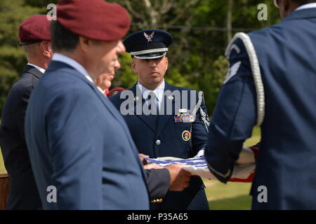 New York Air National Guard 106 Rettung Flügel Ehrengarde und ehemalige pararescuemen falten Sie die amerikanische Flagge auf der VFW Post 1505 Kommandant Herr Mike Billinger vorgelegt werden. Die absturzstelle von Jolly85, ein HH-3E Helikopter aus dem 102 für Luft- und Raumfahrt Rescue & Recovery Group, jetzt 106 Rettung Flügel, ist an Trembleau Berg, Keeseville, NEW YORK (USA Air National Guard Foto von Senior Master Sgt. Cheran A. Cambridge) Stockfoto