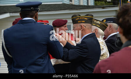 New York Air National Guard 106 Rettung Flügel Ehrengarde und ehemalige pararescuemen falten Sie die amerikanische Flagge auf der VFW Post 1505 Kommandant Herr Mike Billinger vorgelegt werden. Die absturzstelle von Jolly85, ein HH-3E Helikopter aus dem 102 für Luft- und Raumfahrt Rescue & Recovery Group, jetzt 106 Rettung Flügel, ist an Trembleau Berg, Keeseville, NEW YORK (USA Air National Guard Foto von Senior Master Sgt. Cheran A. Cambridge) Stockfoto