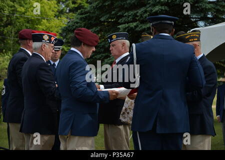 New York Air National Guard 106 Rettung Flügel Ehrengarde und ehemalige pararescuemen falten Sie die amerikanische Flagge auf der VFW Post 1505 Kommandant Herr Mike Billinger vorgelegt werden. Die absturzstelle von Jolly85, ein HH-3E Helikopter aus dem 102 für Luft- und Raumfahrt Rescue & Recovery Group, jetzt 106 Rettung Flügel, ist an Trembleau Berg, Keeseville, NEW YORK (USA Air National Guard Foto von Senior Master Sgt. Cheran A. Cambridge) Stockfoto