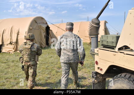 Arkansas' Adjutant General, Generalmajor Mark H. Berry, besuche Arkansas Soldaten im Camp Guernsey, Wyoming während eines mehrstufigen Field Artillery Training benannte Operation Western Streik. Verschiedene Elemente von der Arkansas Army National Guard waren anwesend im Camp Guernsey für das Training. (U.S. Army National Guard Foto: Staff Sgt. Kelvin M. Grün) Stockfoto