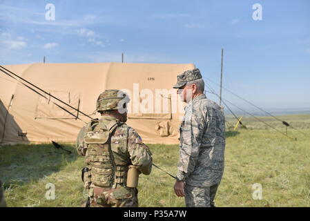 Arkansas' Adjutant General, Generalmajor Mark H. Berry, besuche Arkansas Soldaten im Camp Guernsey, Wyoming während eines mehrstufigen Field Artillery Training benannte Operation Western Streik. Verschiedene Elemente von der Arkansas Army National Guard waren anwesend im Camp Guernsey für das Training. (U.S. Army National Guard Foto: Staff Sgt. Kelvin M. Grün) Stockfoto