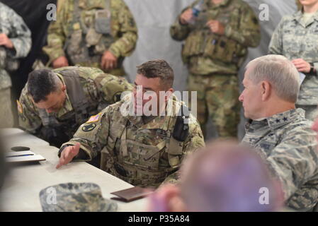 Arkansas' Adjutant General, Generalmajor Mark H. Berry, besuche Arkansas Soldaten im Camp Guernsey, Wyoming während eines mehrstufigen Field Artillery Training benannte Operation Western Streik. Verschiedene Elemente von der Arkansas Army National Guard waren anwesend im Camp Guernsey für das Training. (U.S. Army National Guard Foto: Staff Sgt. Kelvin M. Grün) Stockfoto
