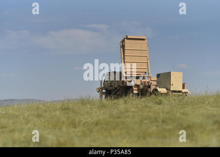 Arkansas' Adjutant General, Generalmajor Mark H. Berry, besuche Arkansas Soldaten im Camp Guernsey, Wyoming während eines mehrstufigen Field Artillery Training benannte Operation Western Streik. Verschiedene Elemente von der Arkansas Army National Guard waren anwesend im Camp Guernsey für das Training. (U.S. Army National Guard Foto: Staff Sgt. Kelvin M. Grün) Stockfoto