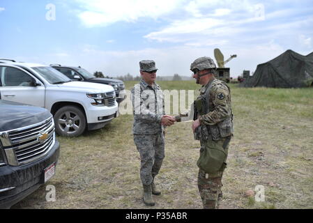 Arkansas' Adjutant General, Generalmajor Mark H. Berry, besuche Arkansas Soldaten im Camp Guernsey, Wyoming während eines mehrstufigen Field Artillery Training benannte Operation Western Streik. Verschiedene Elemente von der Arkansas Army National Guard waren anwesend im Camp Guernsey für das Training. (U.S. Army National Guard Foto: Staff Sgt. Kelvin M. Grün) Stockfoto
