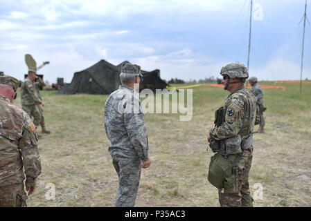 Arkansas' Adjutant General, Generalmajor Mark H. Berry, besuche Arkansas Soldaten im Camp Guernsey, Wyoming während eines mehrstufigen Field Artillery Training benannte Operation Western Streik. Verschiedene Elemente von der Arkansas Army National Guard waren anwesend im Camp Guernsey für das Training. (U.S. Army National Guard Foto: Staff Sgt. Kelvin M. Grün) Stockfoto