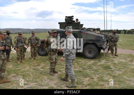 Arkansas' Adjutant General, Generalmajor Mark H. Berry, besuche Arkansas Soldaten im Camp Guernsey, Wyoming während eines mehrstufigen Field Artillery Training benannte Operation Western Streik. Verschiedene Elemente von der Arkansas Army National Guard waren anwesend im Camp Guernsey für das Training. (U.S. Army National Guard Foto: Staff Sgt. Kelvin M. Grün) Stockfoto