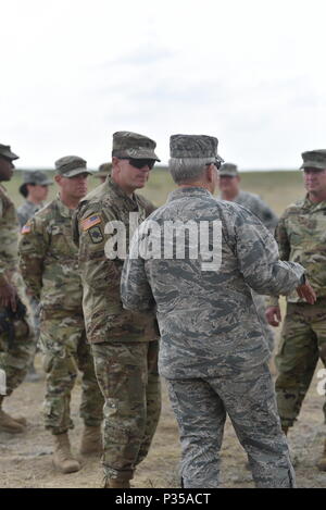 Arkansas' Adjutant General, Generalmajor Mark H. Berry, besuche Arkansas Soldaten im Camp Guernsey, Wyoming während eines mehrstufigen Field Artillery Training benannte Operation Western Streik. Verschiedene Elemente von der Arkansas Army National Guard waren anwesend im Camp Guernsey für das Training. (U.S. Army National Guard Foto: Staff Sgt. Kelvin M. Grün) Stockfoto