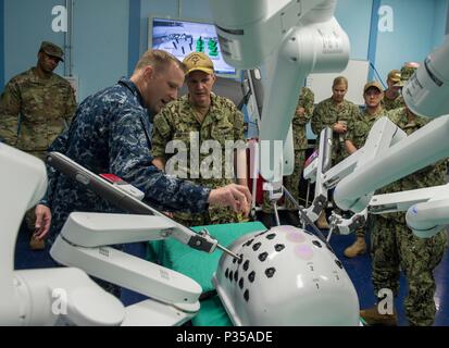 180614-N-MD 713-0108 Yokosuka, Japan (14. Juni 2018) Vice Adm. Phillip Sawyer (Mitte), Commander, U.S. 7 Flotte, Ansichten der Da Vinci Robotic chirurgischen Systems an Bord Military Sealift Command Hospital Ship USNS Mercy (T-AH 19) bei einem Rundgang durch das Schiff. Barmherzigkeit ist die port Besuche in Yokosuka und Tokio Beziehungen zwischen U.S. Navy Segler und japanische Bürger durch kulturellen Austausch und bilateralen Training zu fördern. (U.S. Marine Foto von Mass Communication Specialist 3. Klasse Cameron Pinske/Freigegeben) Stockfoto