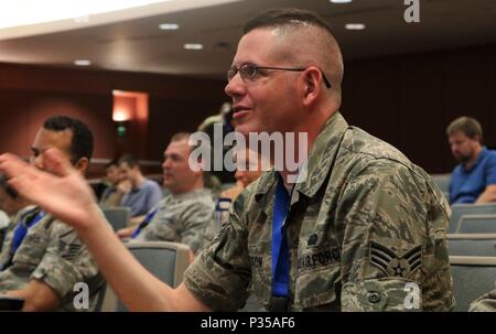 Us Air Force Senior Airman John Watson, zugeordnet zu dem Integrated Operations Security Centre-west, Teil der USAF 960th Network Operations Security Squadron, fragt eine Frage während eine informative Sitzung über die "großen Daten" am Cyber 2018 X-Games, bewirtet durch die Armee finden Cyber Operations Group (ARCOG), 335.- Signal Theater und der Universität von Texas in San Antonio (UTSA), 12. Juni an UTSA. Die Cyber X-Games ist eine fünftägige Übung durch Militär und Wissenschaft Partnerschaften aus Untersuchung und Aufklärung der Cyber-Umgebung erleichtert, injizieren Sie die Erkennung und Reaktion und Stockfoto