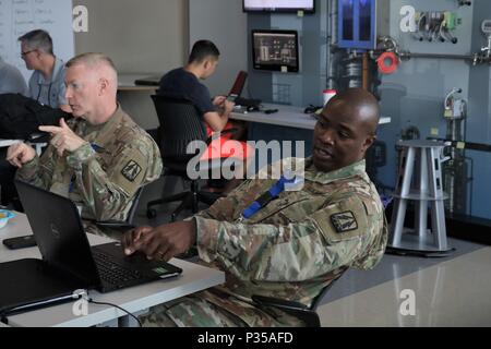 Us Armee Oberstleutnant Michael Lewis, Operations Officer für die Armee finden Cyber Operations Group (ARCOG), 335.- Signal Theater, und einer der leitenden Koordinatoren für die 2018 Cyber X-Games, bewirtet durch die ARCOG und der Universität von Texas in San Antonio (UTSA), bespricht die Wettbewerb planen für den ersten Tag des Wettbewerbs mit dem Rest seiner Kollegen am 12. Juni an UTSA. Die Cyber X-Games ist eine fünftägige Übung durch Militär und Wissenschaft Partnerschaften aus Untersuchung und Aufklärung der Cyber-Umgebung erleichtert, injizieren Sie die Erkennung und Reaktion und leben Sie Rot/Blau Gruppenbildung. (U.S. Stockfoto