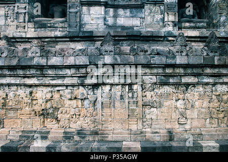 Kunstvolle Reliefs an den Wänden der Borobudur Tempel, Java, Indonesien Stockfoto