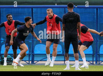 England's Harry Kane (Mitte) während des Trainings am Spartak Zelenogorsk Stadium, Zelenogorsk. Stockfoto