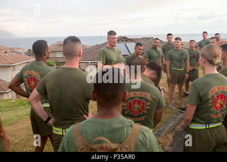 Us Marine Corps Oberstleutnant Benjamin Harrison, kommandierender Offizier, 1.Bataillon, 12 Marine Regiment, spricht mit seinem Bataillon personal Unteroffiziere und Offiziere vor dem Gehen zu Reichweite 10, Marine Corps Base Hawaii, 14. Juni 2018. Oberstleutnant Harrison lief mit der Führung des Bataillons für die letzte Zeit, bevor er sein Kommando am 15. Juni 2018 verzichtet. (U.S. Marine Corps Foto von Sgt. Zachary Orr) Stockfoto